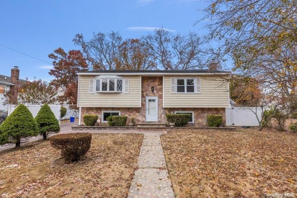 Backyard, Exterior, Facade, Raised Ranch
