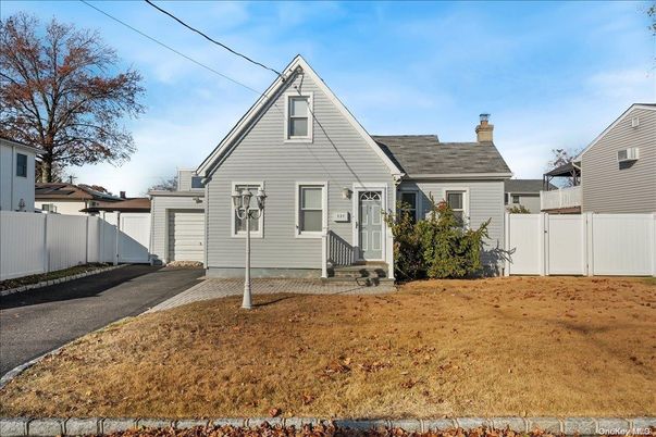Attached, Exterior, Facade, Farmhouse