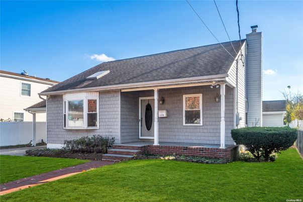 Exterior, Facade, Cape Cod