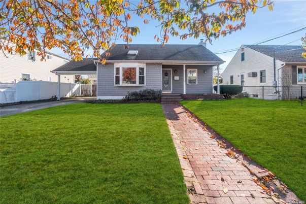 Exterior, Facade, Cape Cod