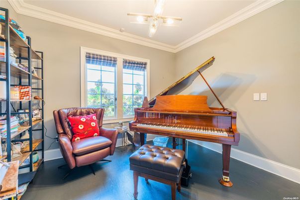 Interior, Piano