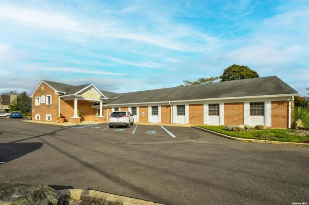 Exterior, Facade, Brick Facade, Cape Cod