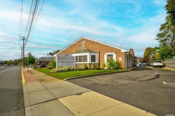 Exterior, Facade, Brick Facade, Cape Cod