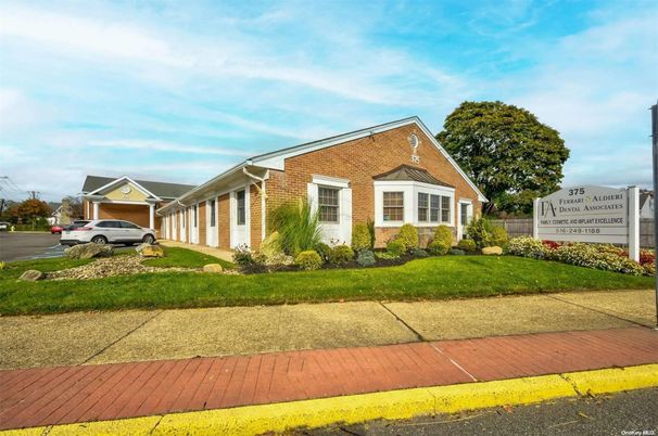 Attached, Exterior, Facade, Brick Facade, Cape Cod