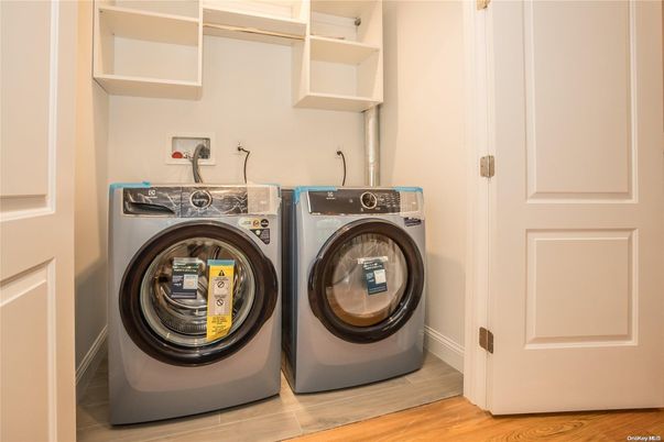 Interior, Utility Closets, Washer, Wood Texture Flooring