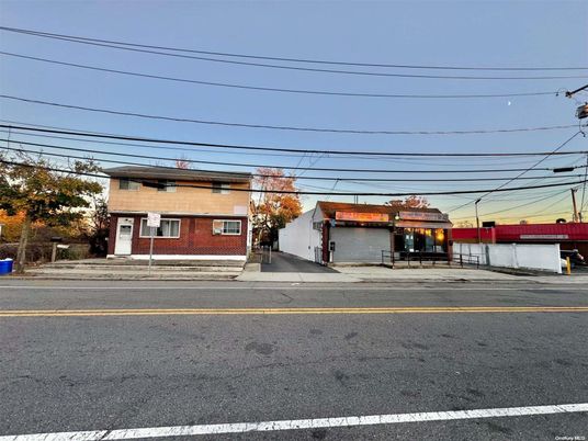 Attached, Exterior, Facade, None