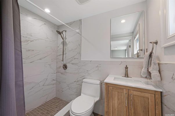 Bathroom, Interior, Marble Walls, Recessed Lighting