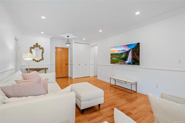 Interior, Living room, Pendant Lights, Recessed Lighting, Wood Texture Flooring