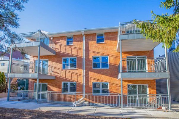 Exterior, Facade, Brick Facade, Rowhouse