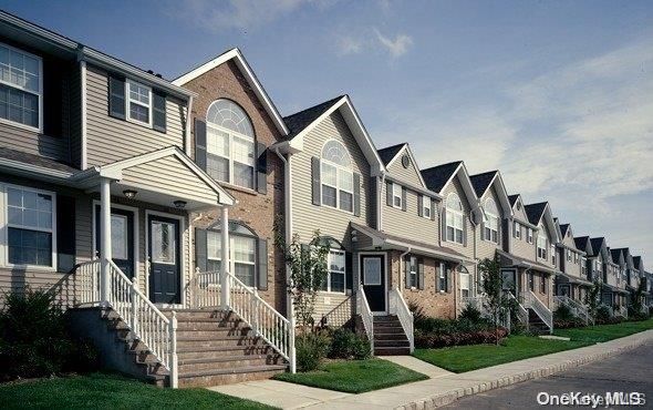 Exterior, Facade, Rowhouse