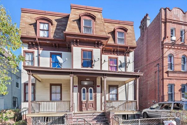 Exterior, Facade, Rowhouse