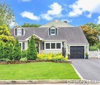 Attached, Exterior, Facade, Cape Cod
