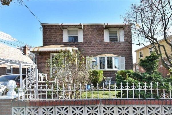 Exterior, Facade, Brick Facade, Rowhouse