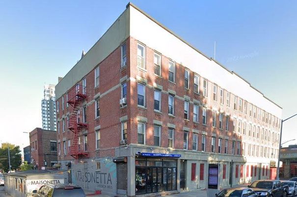 Exterior, Facade, Brick Facade, Chicago School