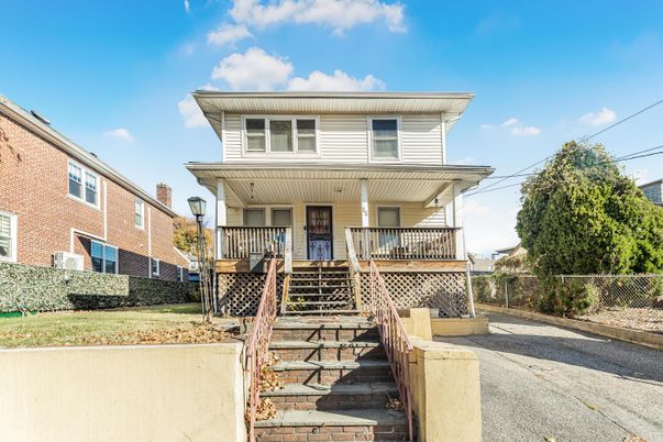 Exterior, Facade, American Foursquare
