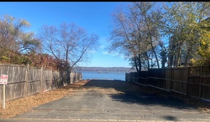 Exterior, Lake