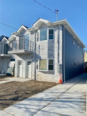 Attached, Exterior, Facade, American Craftsman