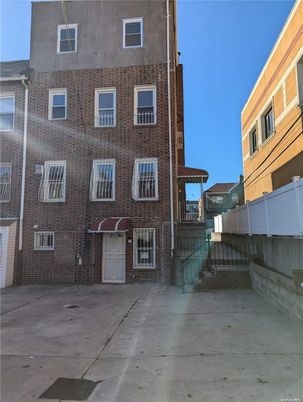 Exterior, Facade, Brick Facade, Rowhouse