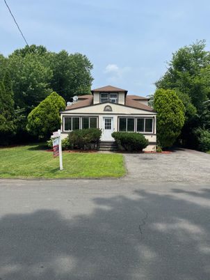 Exterior, Facade, Split Level