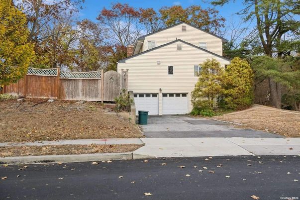 Attached, Exterior, Facade, Split Level