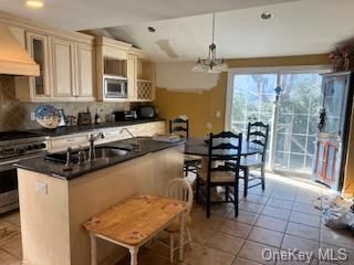 Chandelier, Dining room, Interior, Kitchen, Recessed Lighting, Stainless Steel Appliances