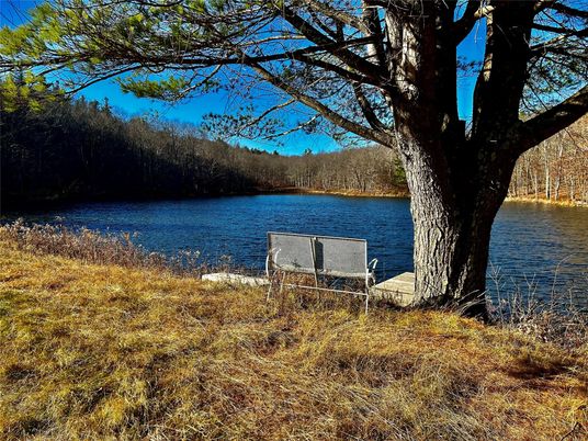 Exterior, Lake