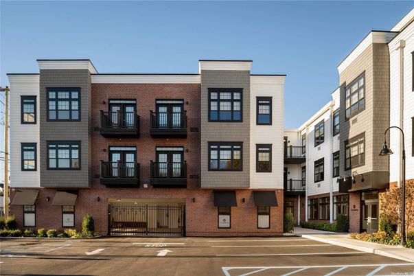 Exterior, Facade, Brick Facade, Rowhouse
