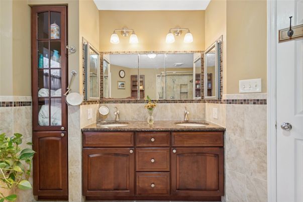 Bathroom, Dual Sink Vanities, Interior