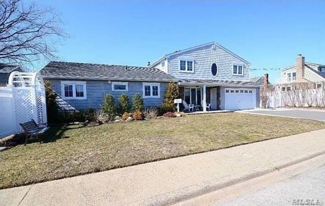 Attached, Exterior, Facade, Cape Cod