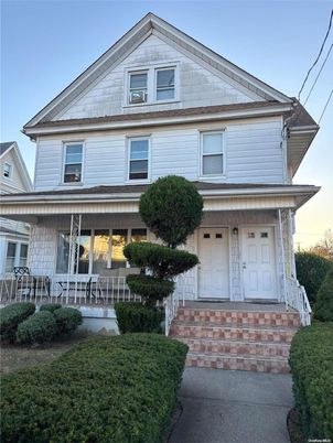 Attached, Exterior, Facade, Queen Anne Victorian