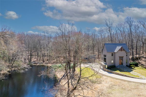 Exterior, Lake