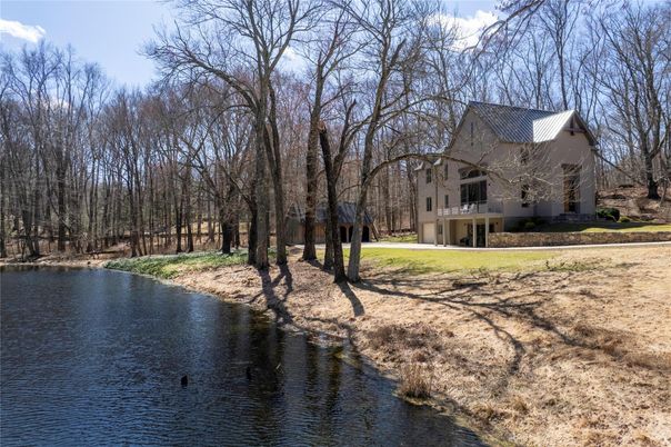 Exterior, Lake