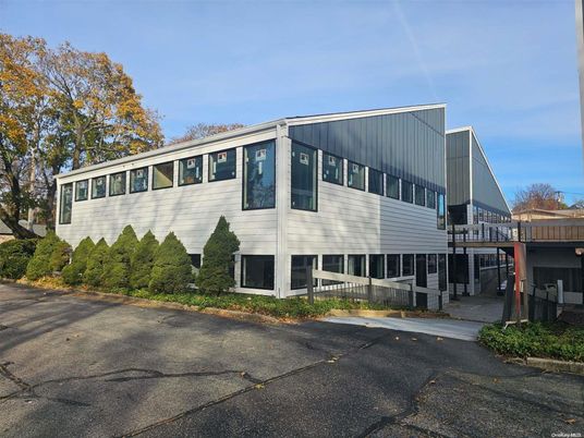 Exterior, Facade, Modern