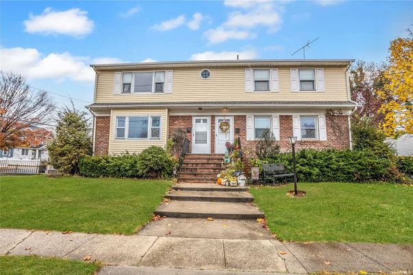 Exterior, Facade, Brick Facade, American Foursquare