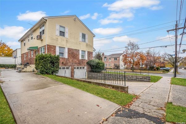 Exterior, Facade, Brick Facade, Rowhouse