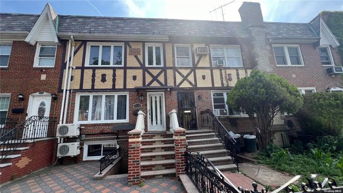 Exterior, Facade, Brick Facade, Rowhouse