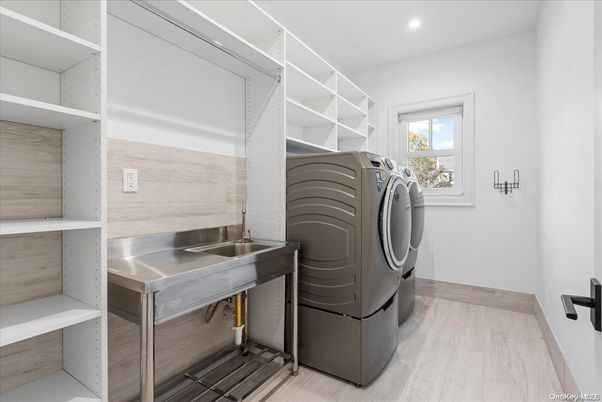 Interior, Recessed Lighting, Washer, Wood Texture Flooring