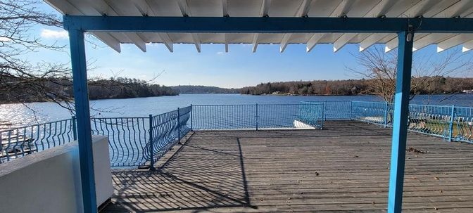 Exterior, Lake