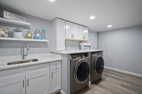 Interior, Recessed Lighting, Washer, Wood Texture Flooring