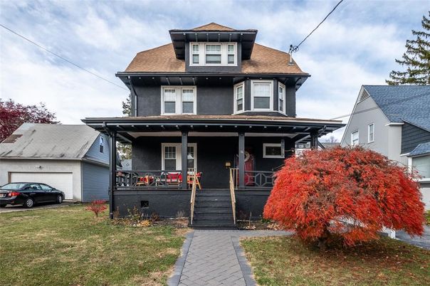 Attached, Exterior, Facade, American Foursquare