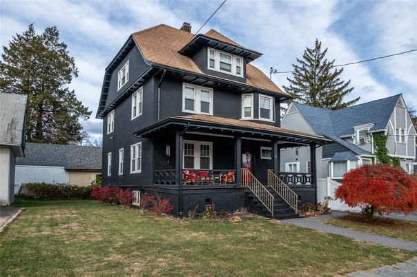Exterior, Facade, American Foursquare