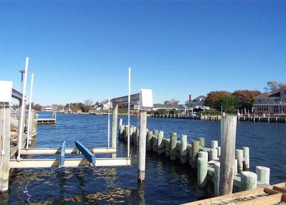 Exterior, Lake