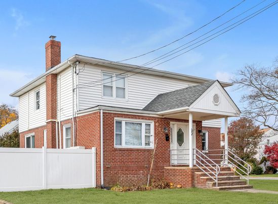 Exterior, Facade, Brick Facade, Queen Anne Victorian