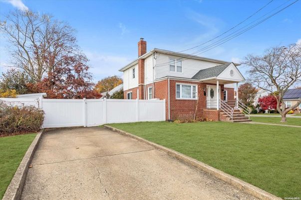 Backyard, Exterior, Facade, Brick Facade, American Foursquare