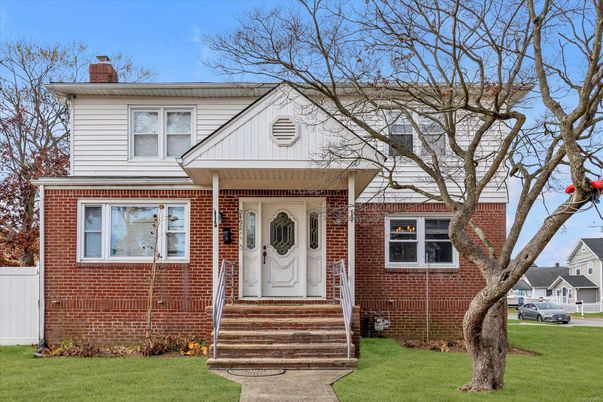 Exterior, Facade, Brick Facade, Raised Ranch