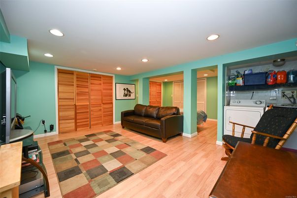 Interior, Recessed Lighting, Washer, Wood Texture Flooring