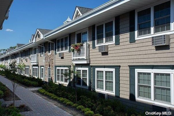 Exterior, Facade, Rowhouse