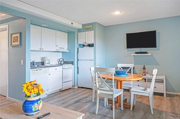 Dining room, Interior, Kitchen, Recessed Lighting, Wood Texture Flooring