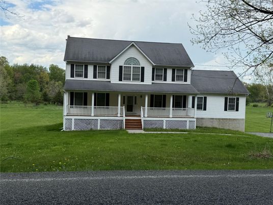 Exterior, Facade, Farmhouse