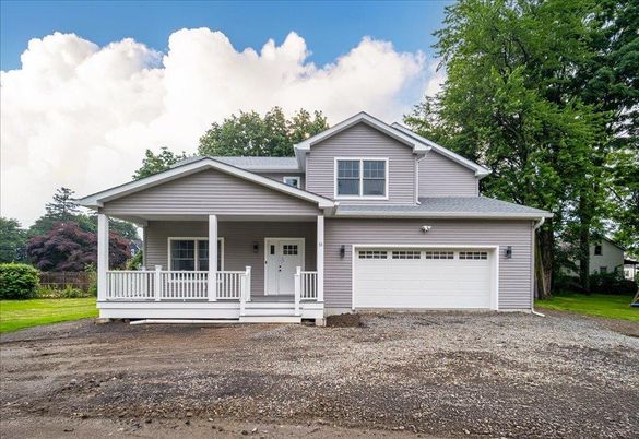 Attached, Exterior, Facade, American Craftsman